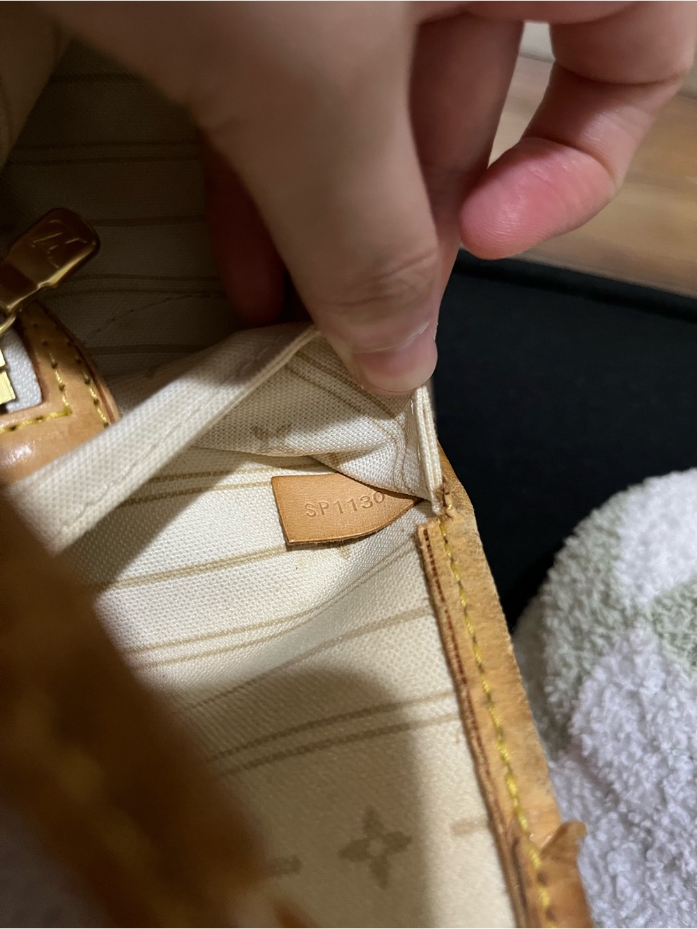 Louis Vuitton Neverfull MM in Damier Azur - Picture 7 of 16